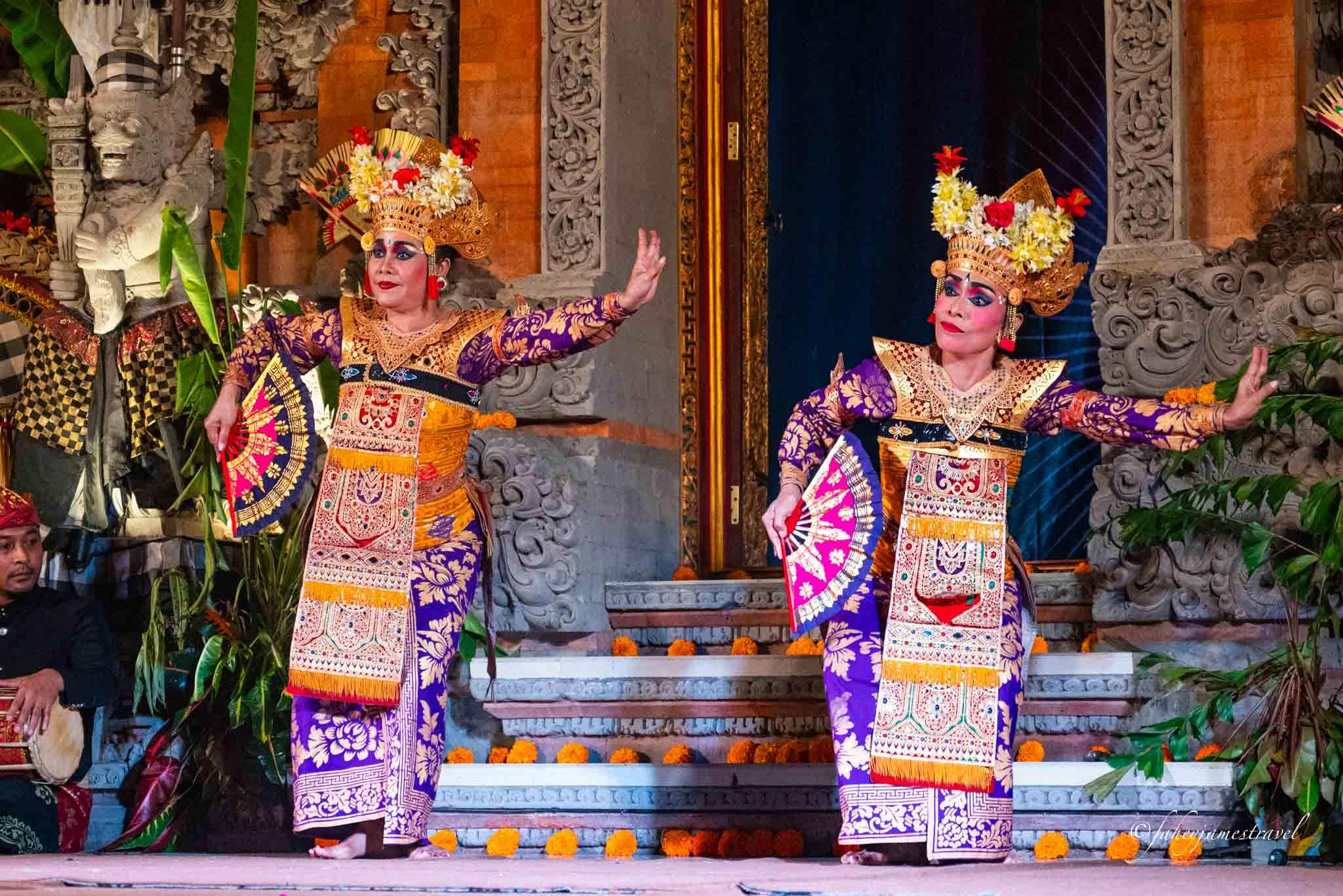 2 ladies dance at an music event in a temple in ubud 3 day itinerary