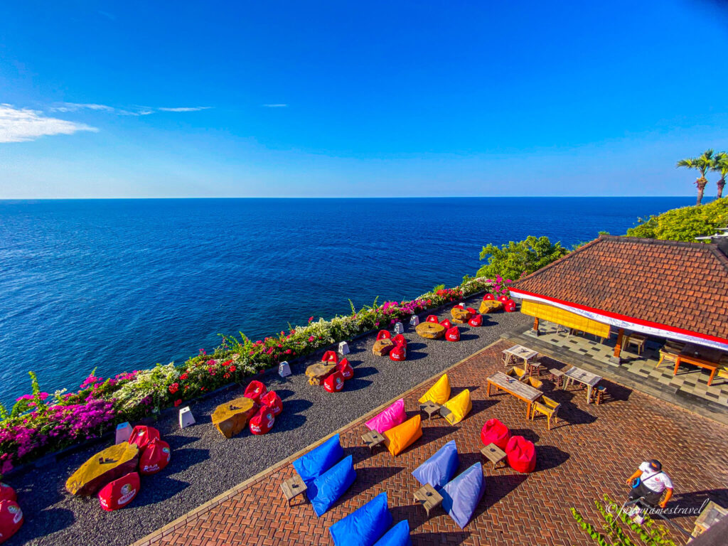 some beany seats are foun at the bottom level of sunset point amed 