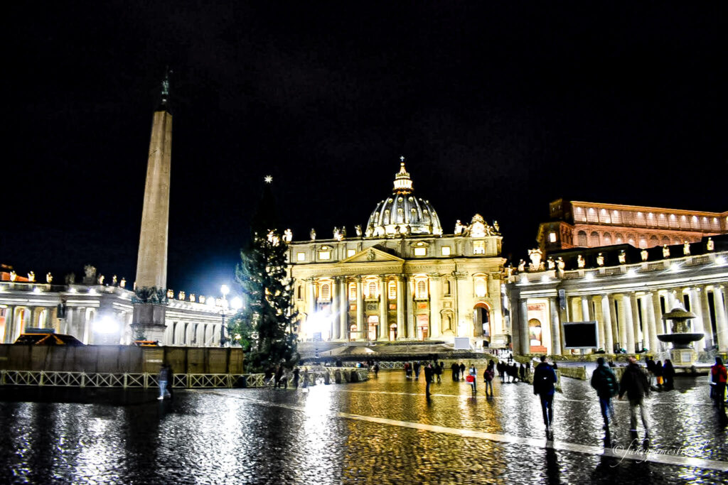 a shot of the vatican from further back showing st peters square 
