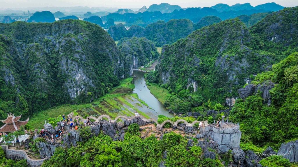 hang mua cave show the dragon statue as is one of the best things to do in ninh binh