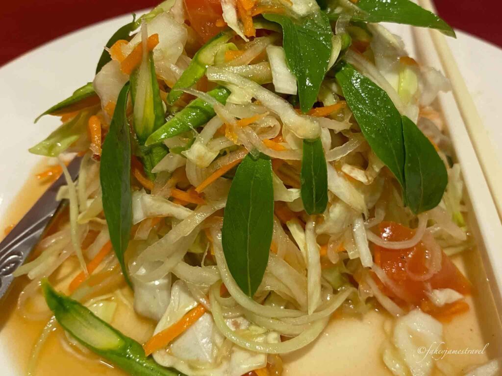 siem reap night market shows some papaya salad